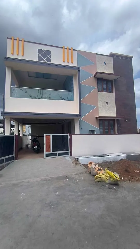 HOUSE FOR SALE   3 Cents West site & North Door 2100 Sq build up 3 Bedrooms house  ( Master bedrooms