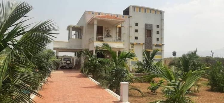35 Cent Road touch home with 4000 Sq Home and 1000 Sq 5 stores