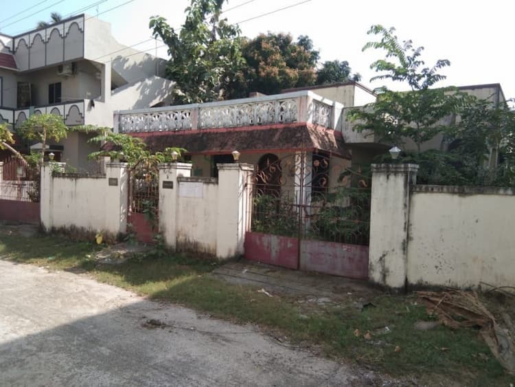 3000 sqft land with building for sale